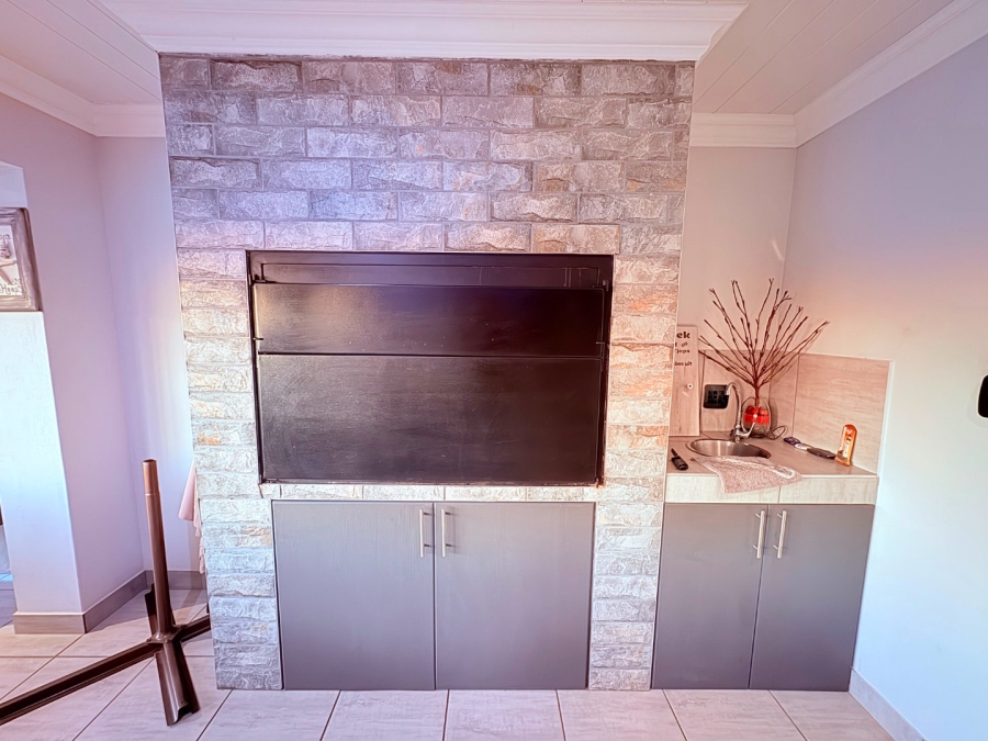 5 Bedroom Property for Sale in Reebok Western Cape